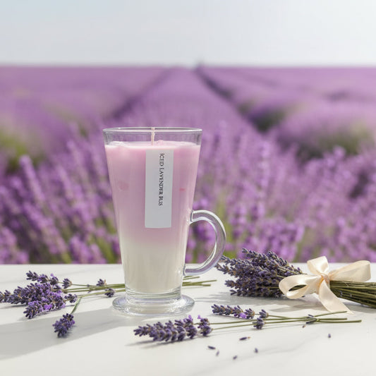 Iced Lavender Bliss – Lavendel Latte Kaars met IJsblokjes (250 g) Karamela Kaarsen