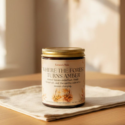 Where the Forest Turns Amber — Geur: Warm Hout & Kasjmier | Sojawas Kaars