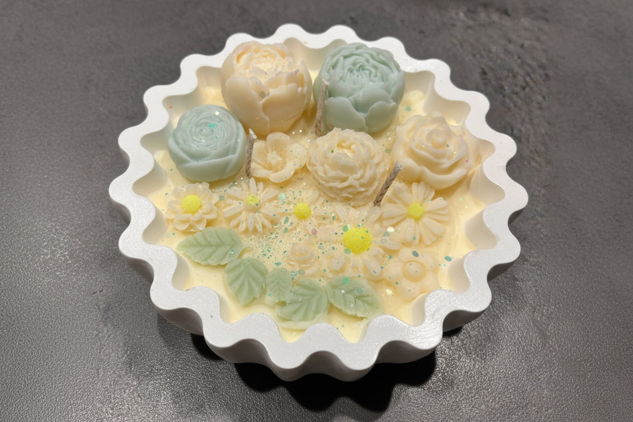 Floral Whisper – Handgemaakte Designer Kaars met Unieke Schaal Karamela Kaarsen