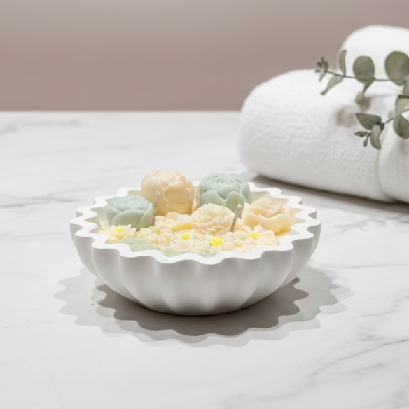 Floral Whisper – Handgemaakte Designer Kaars met Unieke Schaal Karamela Kaarsen