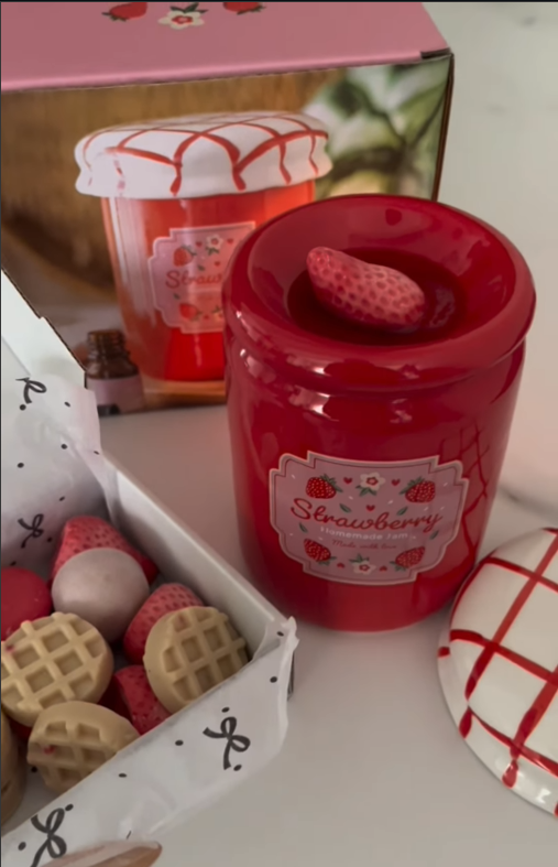 Strawberry Bliss Set – Aardbeienjam Brander + Vanilla Berry Waxmelts Karamela Kaarsen