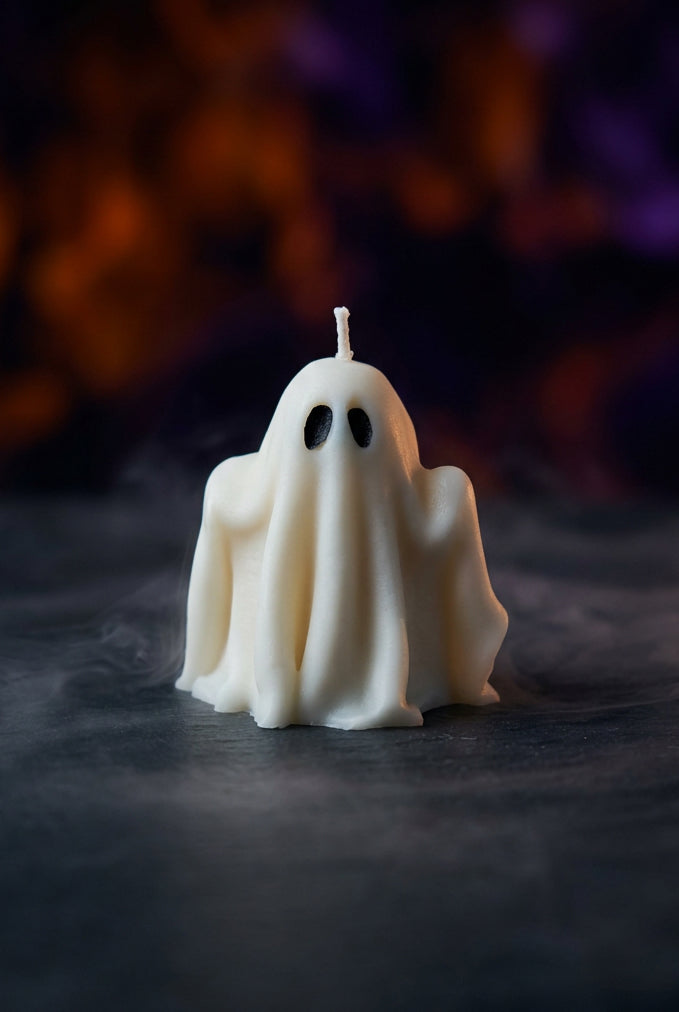 Witte spookkaars Boo met zwarte oogjes, opgestoken armpjes en vloeiende plooien