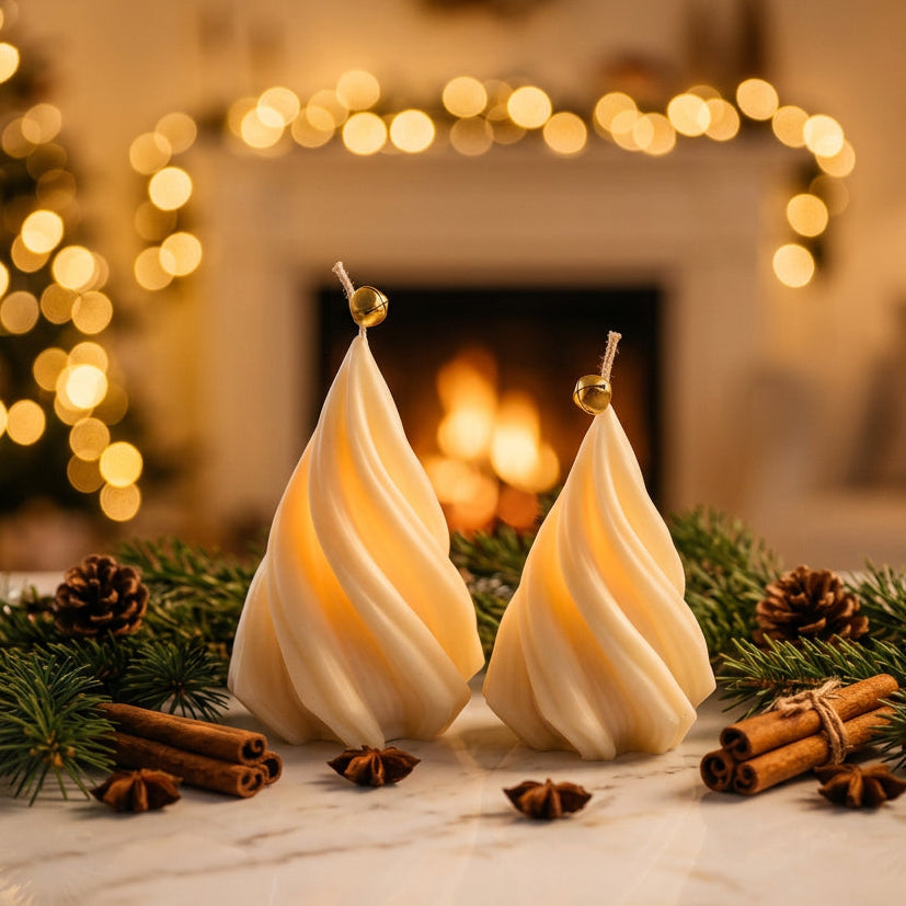 Witte spiraal kerstboomkaarsen in groot en klein formaat; dit product is het kleine boompje rechts