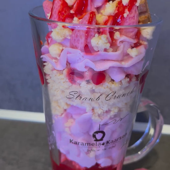 Handgemaakte geurkaars in dessertvorm met aardbei en vanille geur

Luxe roze kaars die eruitziet als een toetje – niet eetbaar

Cadeauverpakking van de Strawb Crunch sojawas kaars

