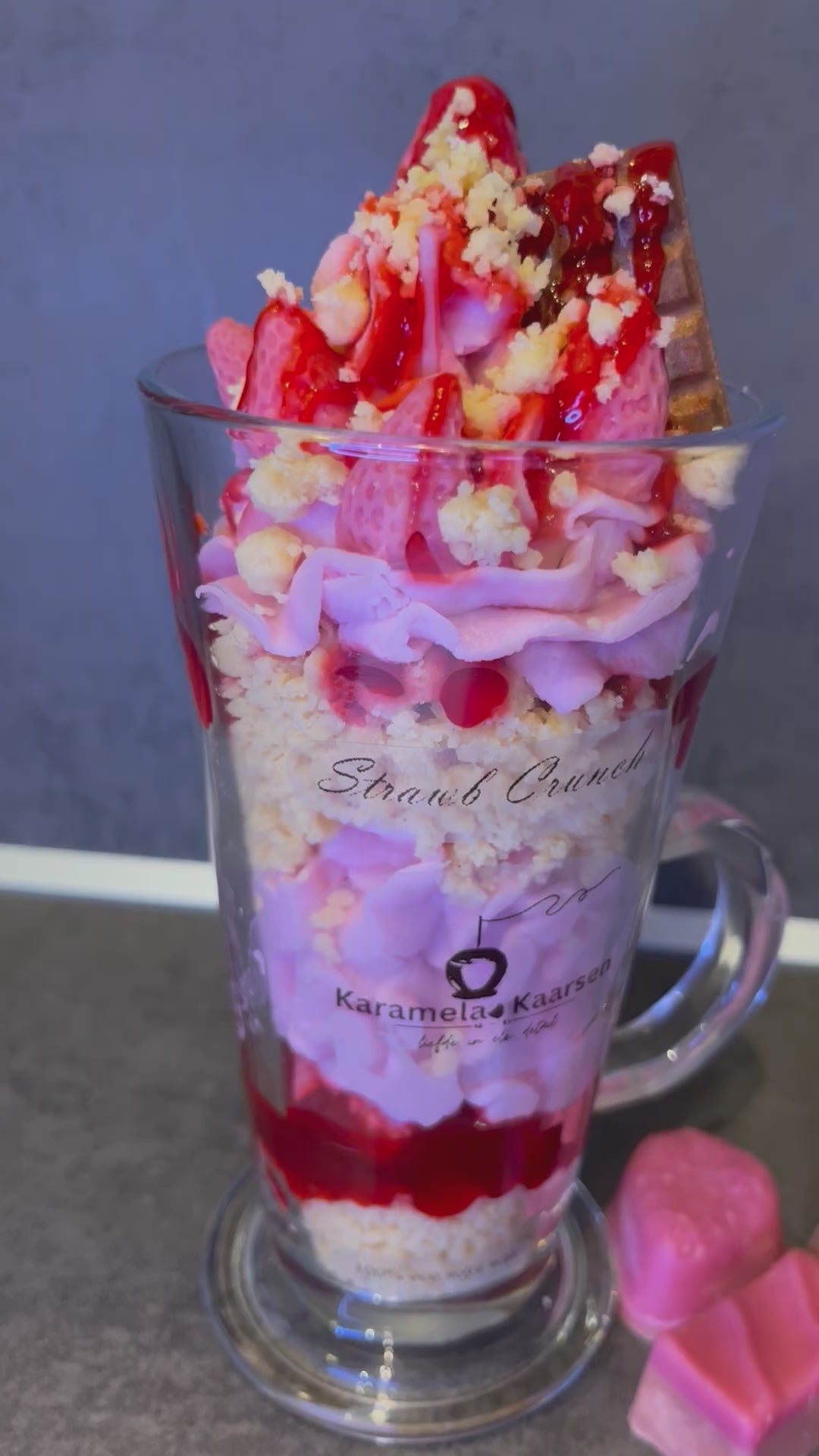 Handgemaakte geurkaars in dessertvorm met aardbei en vanille geur

Luxe roze kaars die eruitziet als een toetje – niet eetbaar

Cadeauverpakking van de Strawb Crunch sojawas kaars


